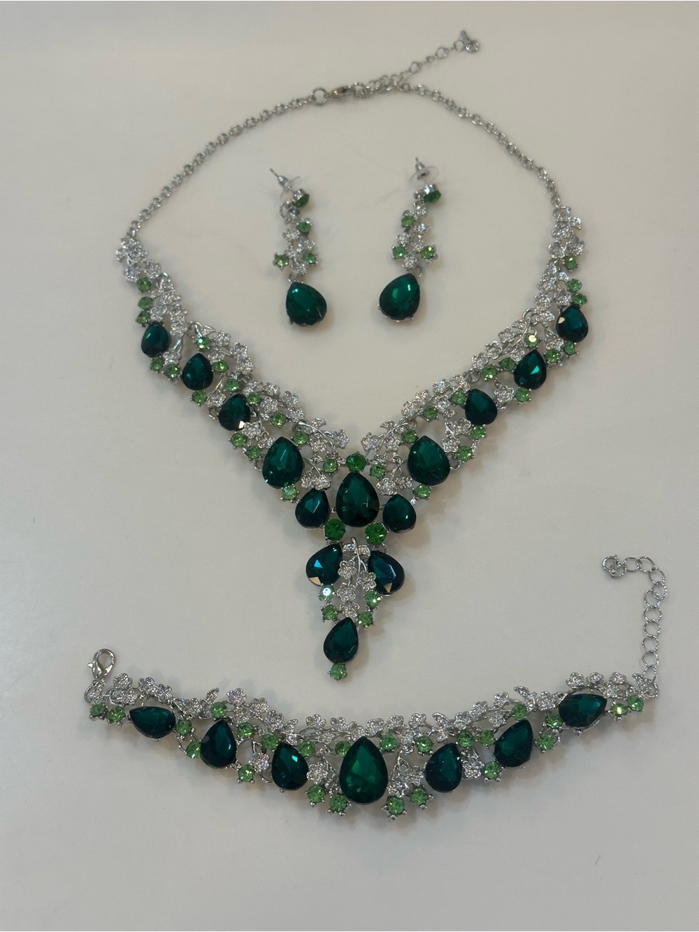 Elegant 3 Piece Emerald Green & Rhinestone Statement Jewelry Set - Picture 4 of 13
